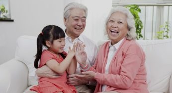 Banyak Anak Diasuh Kakek-Nenek di 2025, Ini Alasan yang Mengejutkan