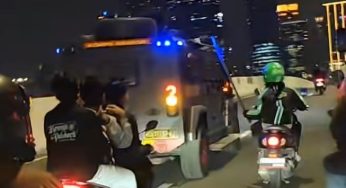 NGERI! Rantis Brimob Tabrak Ojol Peserta Aksi Demo Ojol di Pejompongan, Video Detiknya Bikin Merinding!